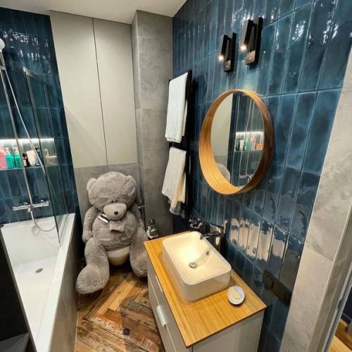 Пыльный изумруд отлично сочетается с нейтральными цветами: серый, бежевый, белый. 08