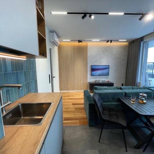 Пыльный изумруд отлично сочетается с нейтральными цветами: серый, бежевый, белый. 04