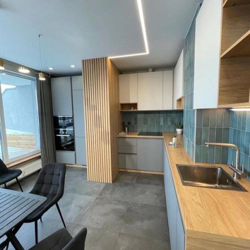 Пыльный изумруд отлично сочетается с нейтральными цветами: серый, бежевый, белый. 05