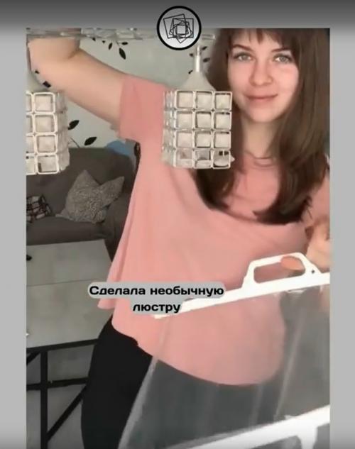 Девушка на необычный эксперимент со старой люстрой решилась.  