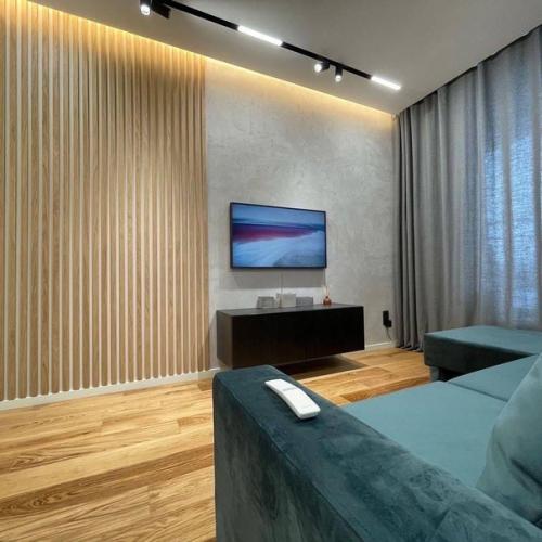 Пыльный изумруд отлично сочетается с нейтральными цветами: серый, бежевый, белый. 01