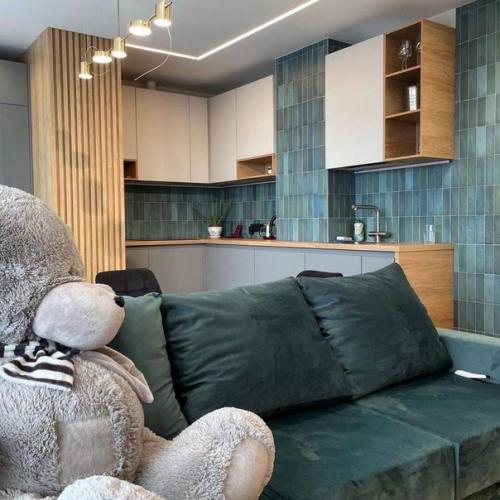 Пыльный изумруд отлично сочетается с нейтральными цветами: серый, бежевый, белый. 02