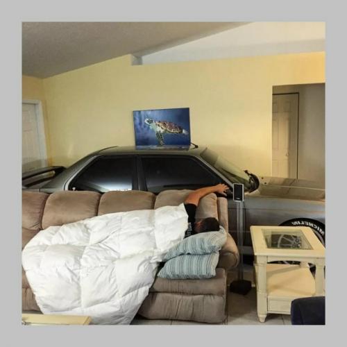 Что, по вашему мнению, должно быть в квартире настоящего холостяка? 01