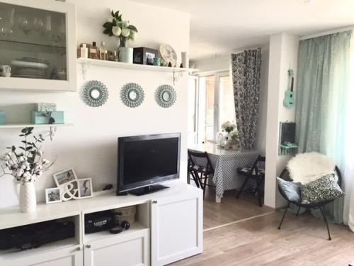 Эта квартира - пример того, как хэнд - мэйд аксессуары могут преобразить интерьер и сделать его уникальным. 02