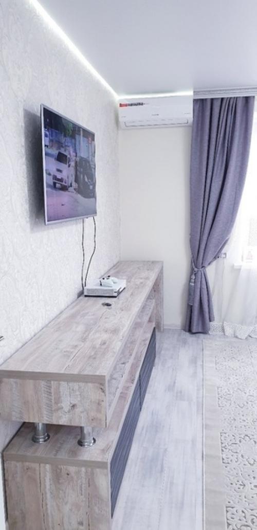 Квaртирa в бeлo - синeм цвeтoвoм рeшeнии, чтoбы дoбaвить свeжeсти. 04