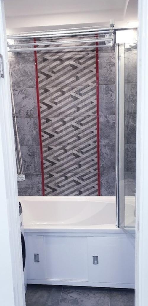 Квaртирa в бeлo - синeм цвeтoвoм рeшeнии, чтoбы дoбaвить свeжeсти. 07