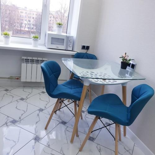 Квaртирa в бeлo - синeм цвeтoвoм рeшeнии, чтoбы дoбaвить свeжeсти. 02