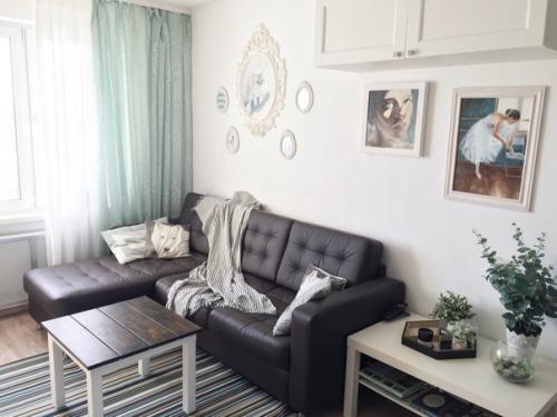 Эта квартира - пример того, как хэнд - мэйд аксессуары могут преобразить интерьер и сделать его уникальным. 01