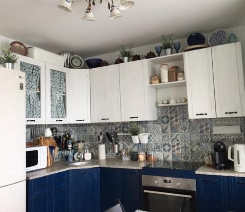 Эта квартира - пример того, как хэнд - мэйд аксессуары могут преобразить интерьер и сделать его уникальным. 03