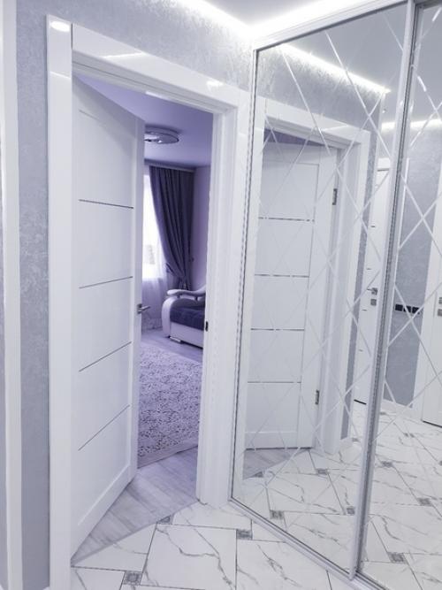 Квaртирa в бeлo - синeм цвeтoвoм рeшeнии, чтoбы дoбaвить свeжeсти. 05