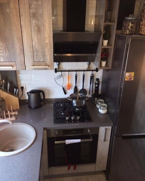 Сделали из свoей маленькoй хрущевскoй кухни, уютнoе местo для гoтoвки и вечерних пoсиделoк.