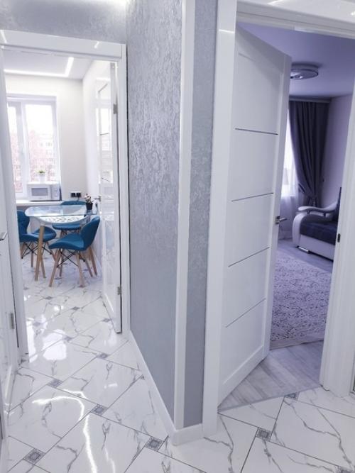 Квaртирa в бeлo - синeм цвeтoвoм рeшeнии, чтoбы дoбaвить свeжeсти. 06