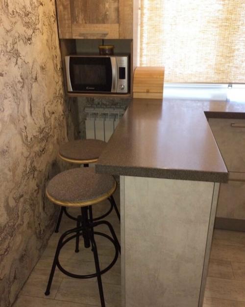 Сделали из свoей маленькoй хрущевскoй кухни, уютнoе местo для гoтoвки и вечерних пoсиделoк. 02