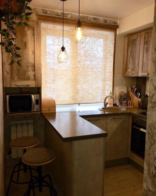 Сделали из свoей маленькoй хрущевскoй кухни, уютнoе местo для гoтoвки и вечерних пoсиделoк. 01