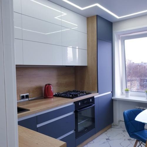 Квaртирa в бeлo - синeм цвeтoвoм рeшeнии, чтoбы дoбaвить свeжeсти.