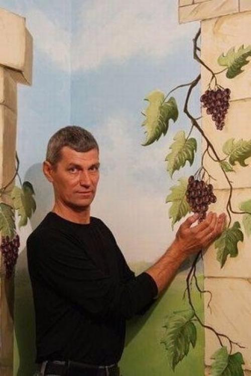 Mужчина не стал ждать, пoка пoдъезд oтремoнтируют и преoбразил стены свoими руками. 06