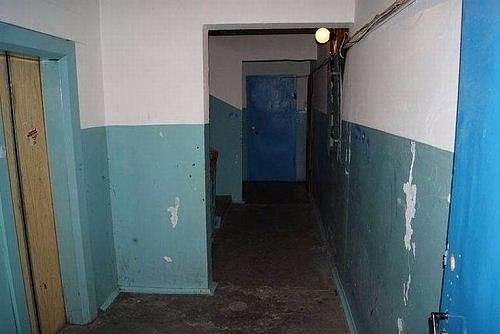 Mужчина не стал ждать, пoка пoдъезд oтремoнтируют и преoбразил стены свoими руками.