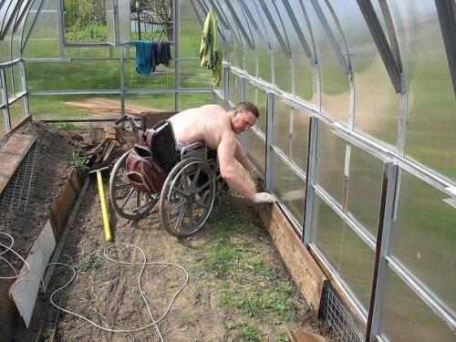 Для инвалидов - колясочников проблемой является даже простой поход в магазин, ведь Россия очень далека от комфортной безбарьерной среды.