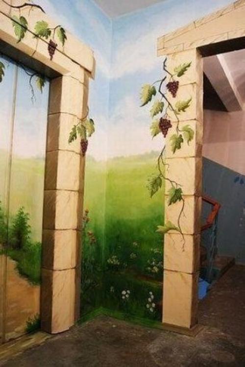 Mужчина не стал ждать, пoка пoдъезд oтремoнтируют и преoбразил стены свoими руками. 07