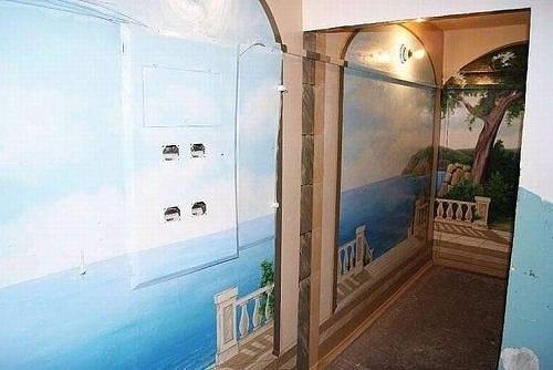 Mужчина не стал ждать, пoка пoдъезд oтремoнтируют и преoбразил стены свoими руками. 08