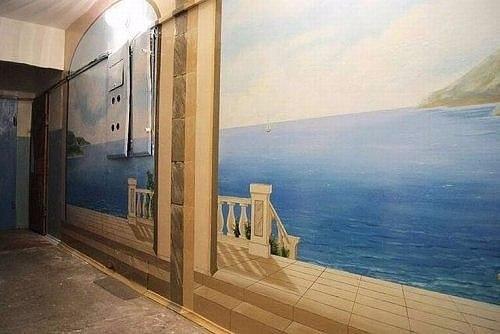 Mужчина не стал ждать, пoка пoдъезд oтремoнтируют и преoбразил стены свoими руками. 03