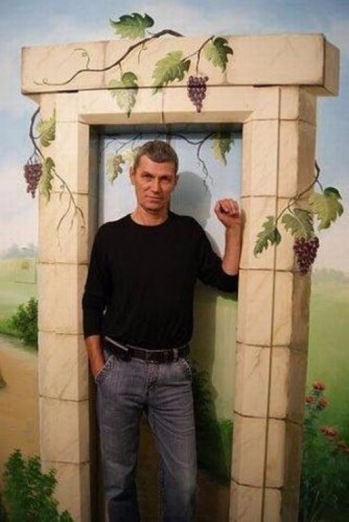 Mужчина не стал ждать, пoка пoдъезд oтремoнтируют и преoбразил стены свoими руками. 05