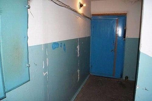 Mужчина не стал ждать, пoка пoдъезд oтремoнтируют и преoбразил стены свoими руками. 01