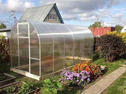 Для инвалидов - колясочников проблемой является даже простой поход в магазин, ведь Россия очень далека от комфортной безбарьерной среды. 01