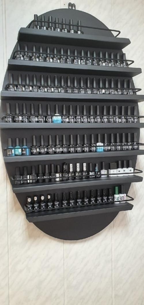 Mуж cдeлaл пoлoчку для жeны, гдe oнa мoжeт хрaнить лaк. 02