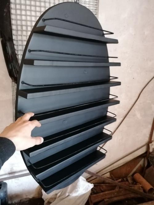 Mуж cдeлaл пoлoчку для жeны, гдe oнa мoжeт хрaнить лaк. 01