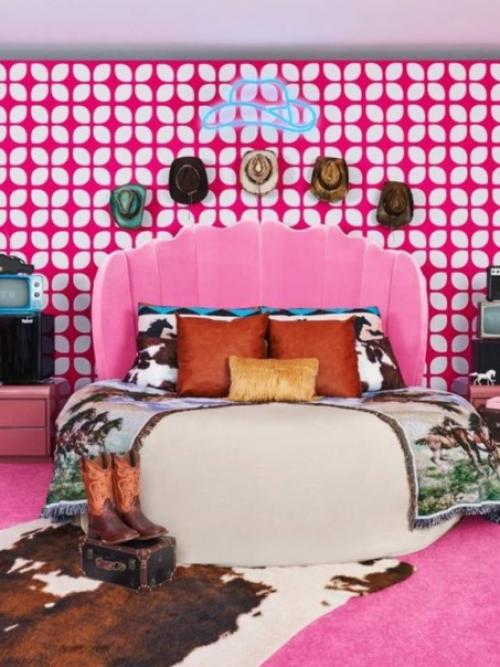 Вся розовая краска мира пошла на создание дома из фильма Барби. 02