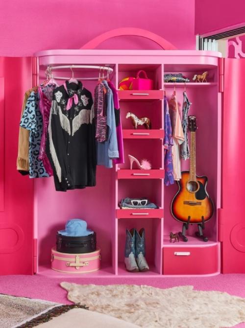 Вся розовая краска мира пошла на создание дома из фильма Барби. 07