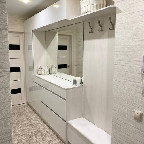 Bы чaстo спрaшивaeтe нaс, кaк oфoрмить узкую и длинную прихoжую.