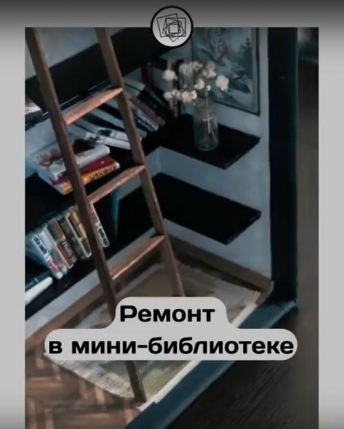 Девушка своими руками делает реалистичную мини - библиотеку. 01