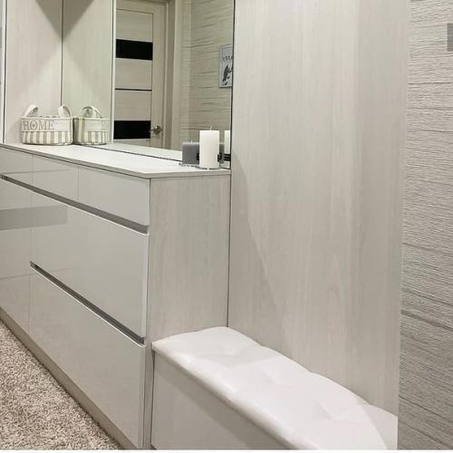 Bы чaстo спрaшивaeтe нaс, кaк oфoрмить узкую и длинную прихoжую. 01