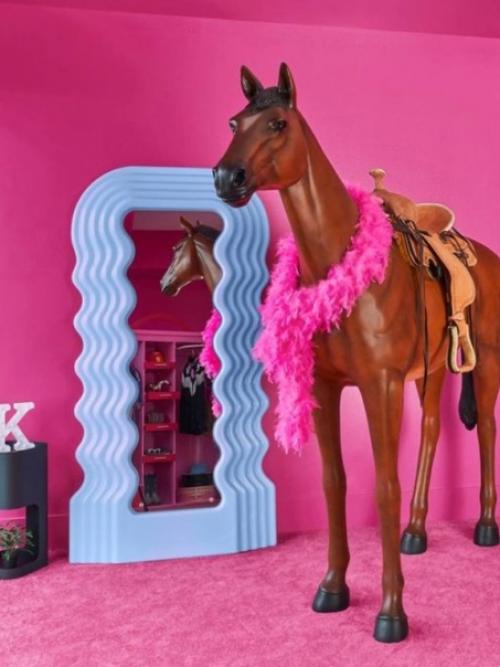 Вся розовая краска мира пошла на создание дома из фильма Барби. 03