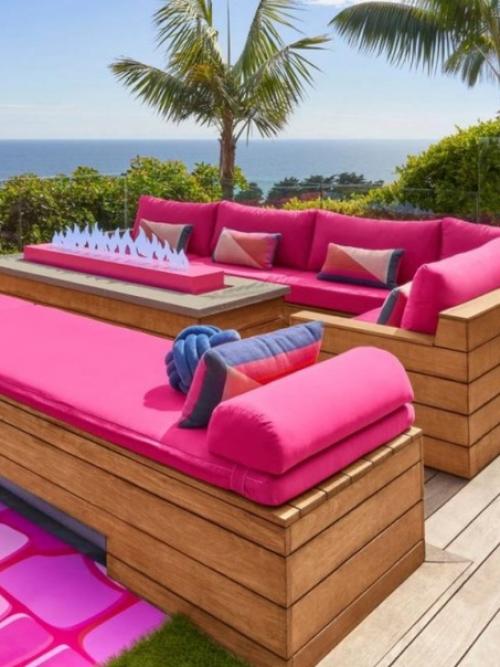 Вся розовая краска мира пошла на создание дома из фильма Барби. 04