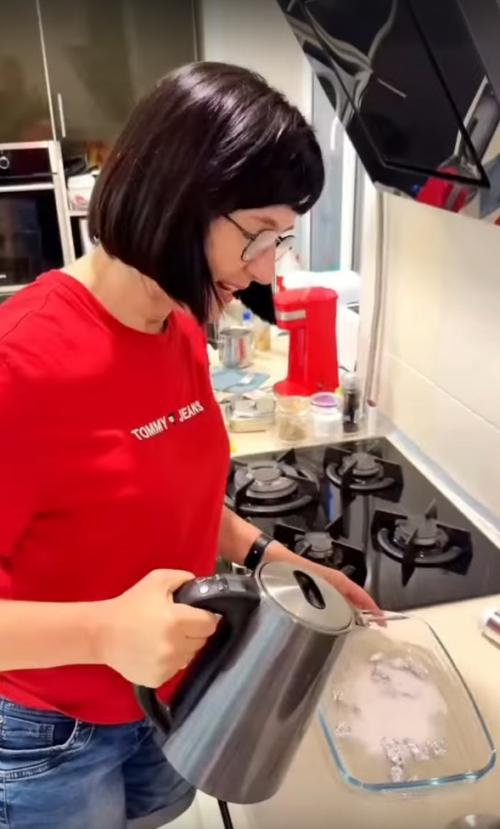 Мало кто знает, что горячее масло нельзя выливать в раковину. 01