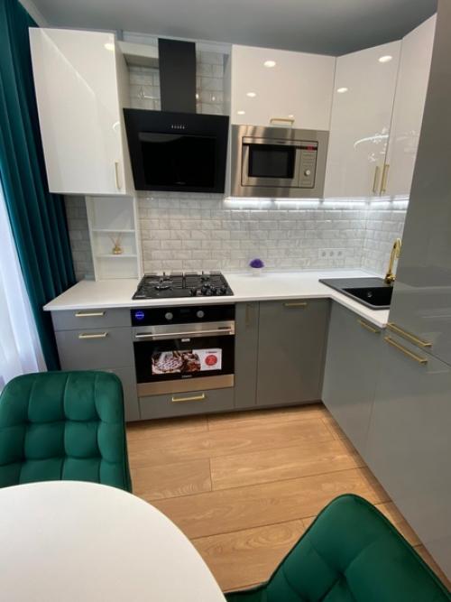 Подписчик просит оценить его ремонт с изумрудными акцентами. 04