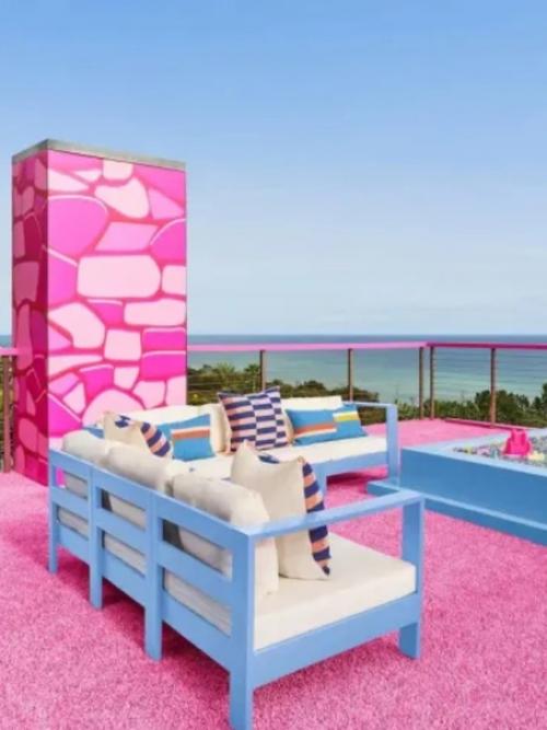 Вся розовая краска мира пошла на создание дома из фильма Барби. 05