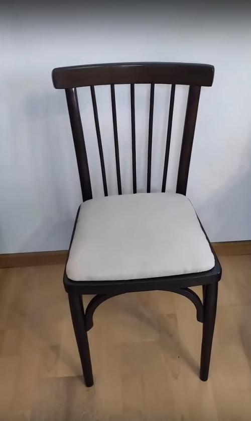 Интересный эксперимент: женщина делает ремонт в старой квартире под сдачу и сохраняет всю мебель, которая там находится. 01