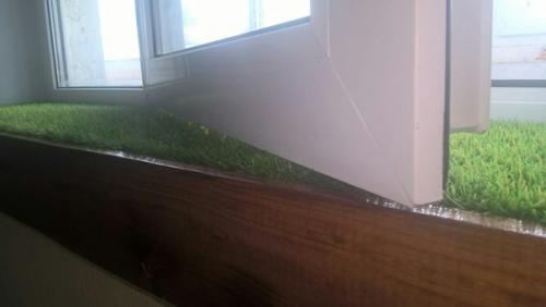 Подоконник с газоном, деревянное обрамление окна и экран на батарею из бамбука своими руками. 06