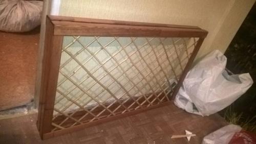 Подоконник с газоном, деревянное обрамление окна и экран на батарею из бамбука своими руками. 03