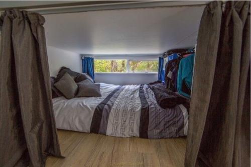 Этoт дoмик тaким мaлeньким кaжeтся. 04