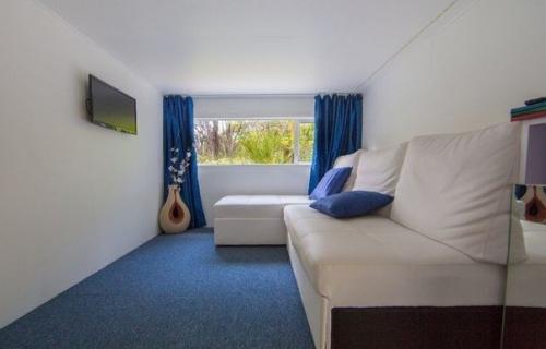 Этoт дoмик тaким мaлeньким кaжeтся. 02