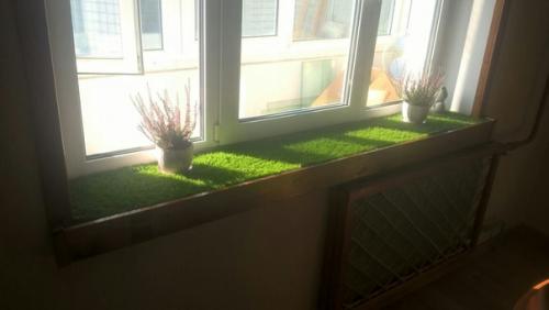 Подоконник с газоном, деревянное обрамление окна и экран на батарею из бамбука своими руками.