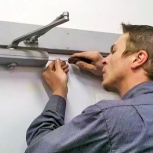 Установка доводчика на пластиковую дверь своими руками. Монтаж 05