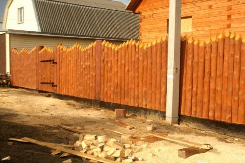 Оригинальные заборы. Установка деревянного забора на даче своими руками: фото конструкций