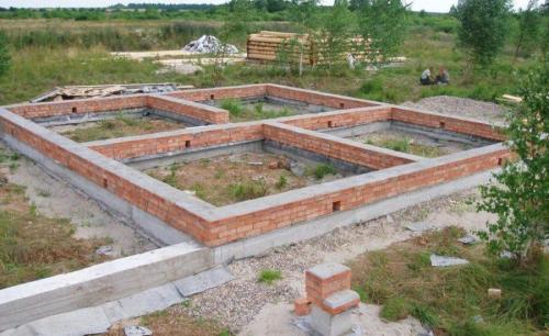 Как построить одноэтажный дом из пеноблока. Строительство дома из пеноблоков: строим дом своими руками, рейтинг лучших производителей пеноблоков