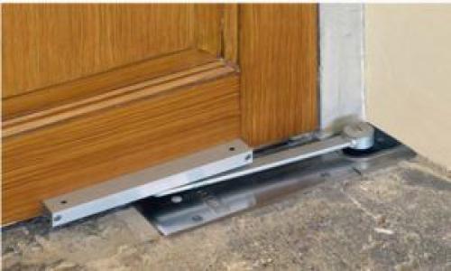 Установка доводчика на пластиковую дверь своими руками. Монтаж 01